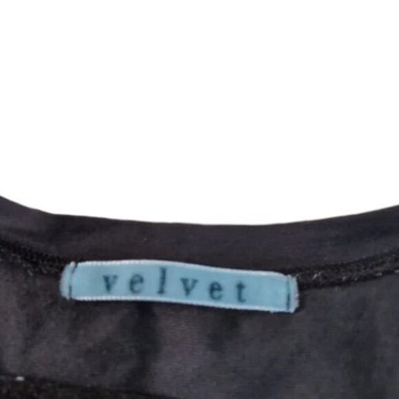 @poshluxsourcer:Velvet by Graham & Spencer black V-neck short sleeve tee size L - Picture 8 of 10
